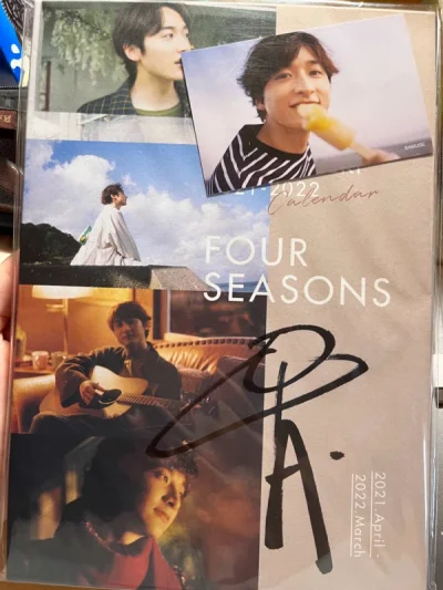 最近超沉迷小关dd于是在煤炉上切了直笔年历、写真集和明信片?下单速度蛮快的，物流选用的竹蜻蜓，价格实惠包清关，速度也还可以，包装得很好，里面的东西一点破损也没有～是一次良好的购物体验?