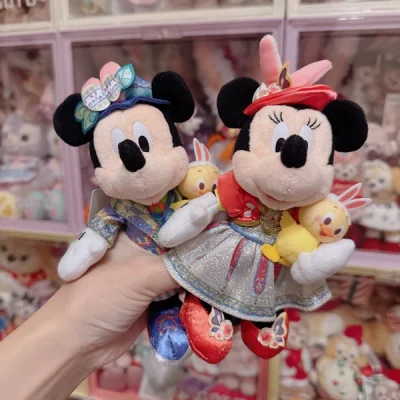 东迪的老板和老板娘也非常好看！复活节系列真的是yyds，小黄鸡元素真的是太太太太太可爱了！系列非常精致，万圣节露露也是超级可爱！