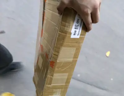 内容是偶像活动的星宫莓太阳服装shf和雾矢葵的小set，还有一份闪钢的特典亚克力板，盒子包装都很扎实，拿在手里很坠手，关键是这些东西在国内稀有的很，是那种掏钱也买不到的，海淘能帮忙买到实在是高兴的