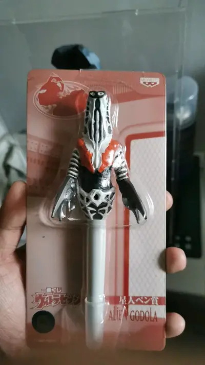 2007年的赛文40周年纪念商品一番赏宇宙人圆珠笔，出自第四集的反重力宇宙人戈德拉星人，第一位化身奥特曼人间体模样的宇宙人，经典老物。