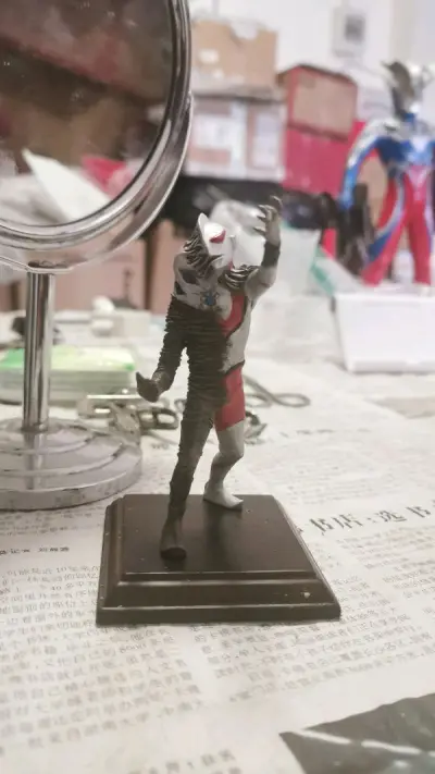 老物系列的扭蛋自改作品，取材源自于初代奥特曼中的扎拉布星人，这一集是历史上首个真假奥特曼的名场面，扎拉布幻化而成的假奥特曼正在变回扎拉布的造型栩栩如生。