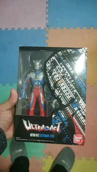 十多年前的老物了，收到不容易，更别说全新的赛罗1.0了，这一系列是万代开始可动人偶的探索，日后更新了act2.0以及如今的shf系列。