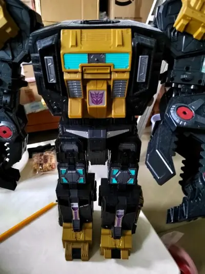 这个基地真的是好大啊，AA电池在手上才那么一点。和泰坦归来系列的绝配。可惜就是没有武器。微型战士也是放在上面太好玩了