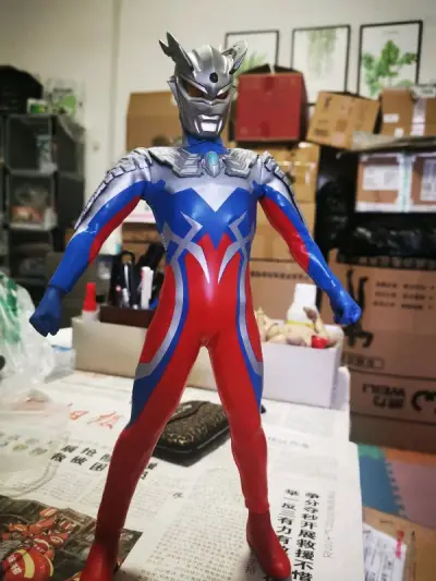 2009年超银河传说出道的赛罗，作为高人气角色，模型周边各种层出不穷，万代也是出了皮套可动赛罗，经过自改可填充肌肉素体完美增肌，造型霸气。