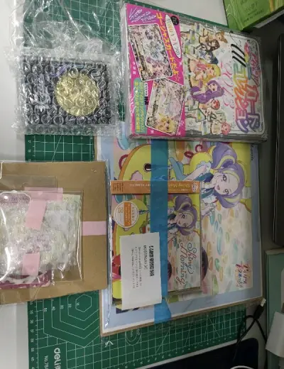 顺利收到包裹啦！八角尖尖 内容物保护的非常好！值得点一百个赞！内容物是偶像活动的卡片年鉴和假面骑士01的纪念硬币，还有偶像活动行星的小栞set，超级可爱，卖家还附送了超绝美的闪卡套装，太高兴了家人们！谁懂啊家人们，这次海淘太值啦！