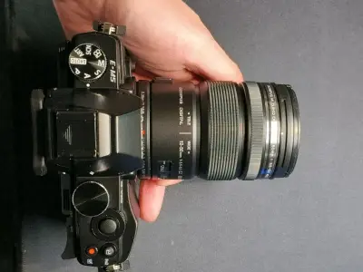 奥林巴斯em5一代机身作为omd系列的次旗舰，虽然过去了整整10年，但整体做工和设计都还是挺在线的，非常漂亮的机子，缺点也不是没有，按键非常软，有时候按了也不知道有没有按下去，主板内置电池没电了，每次换电池都要重置时间，其它倒也没啥大问题。