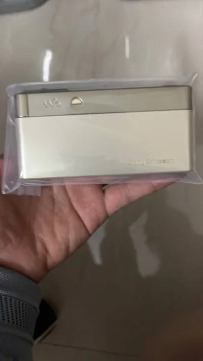 煤炉买的两台小手机，发的空运，速度挺快的，好看好玩，安全收到了，非常满意哈，期待下次再购买，好评好评，非常好