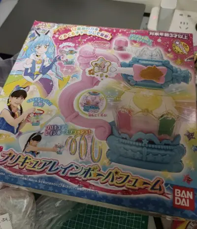 内容物都是星闪光之美少女的各种周边，包裹非常完美，全都是dx版本的，非常的超值，买到手之后立马去买电池把玩，结果电池没买够，游戏机要四节电池，我只买了三节哈哈，最后又去商店跑了一趟，把这些玩具拿给我五岁的表妹玩了，她玩的特开心，之后过年了等表妹回来还给她玩