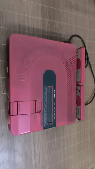 同样，也是买了目前最热门的怀旧游戏机，这么多年的产品我就知道里面的东西都有点老化了，磁碟机都不读了，但是还好买了更换的皮带。