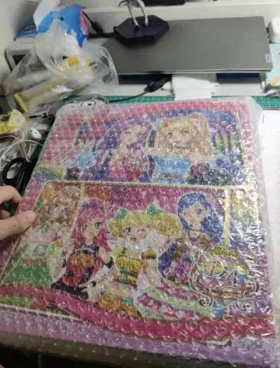 内容物是一个超级超级巨大，超级超级重的偶像活动九格卡册，再加上里面一大堆卡，四斤重哈哈，拿到手上沉甸甸的，份量十足，打包也非常好，正好充实我的卡库了