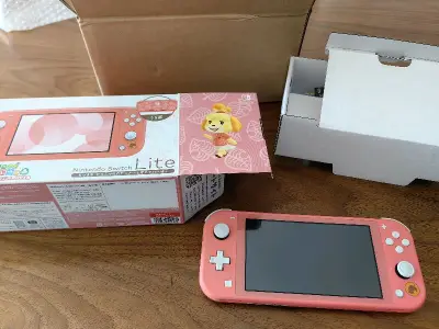 switch lite 动森限定必须入手，第一次海淘的体验，整体还行，机器不错，完好无损就行了！完美