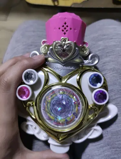 眨眼间在挖煤姬这块买了这么多玩具了哈哈，而且后面还有好几单没到货呢，海淘真是一发不可收拾，这次买的是组曲光之美少女的变身器，卖家附送了很多道具，还买了弹丸论破白银紬的小set，还有偶像活动杏的旋转挂件，很好看，很爱，包裹素质很不错，非常满意，之后还会买