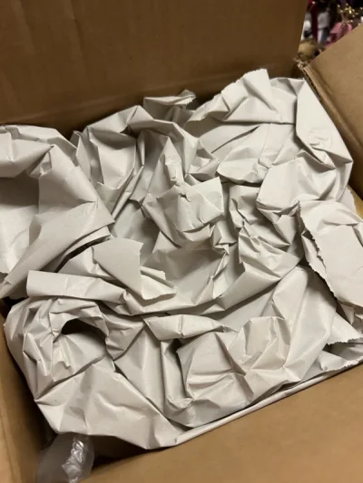 包装的很严实！有纸/泡沫纸垫着、物品信封都完好无损伤！
图三是收到可可盲盒小手办！听说是易碎物品，但还是完好无损！爱了爱了
图四是山口莉爱的拍立得
图六是菱田未渚美的拍立得 
很好很好、继续下次回购！