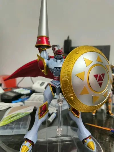 很早就发现这款shf的红莲骑士兽再版了500多预定了，一开始觉得油漆太灰色就没去在意，没预定，没想到后来评测出来可动性非常好，以及整体设计更好看，但是价格也涨到了780?，考虑了很久还是忍痛割手下单了，到手了还是香的