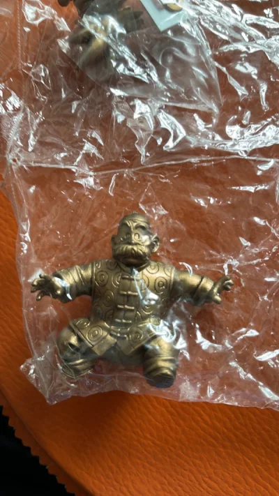 龙珠胶囊大蛋，爷爷背场景讲述的是悟空去闯关遇到的对手之一竟然是去世的爷爷，让悟空喜出望外。此乃经典名场面之一，不可多得。