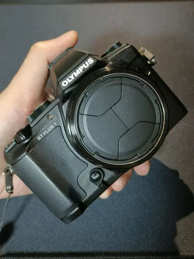 当年读书时一直口水的卡片机，可惜年少时囊中羞涩，直到后来把它忘了，如今在挖煤姬上再次看到，又重新被它吸引了，果然经典的设计永不过时。机子保存很好，外观没有明显磕碰掉漆划痕唯一的遗憾是光圈环失灵了，不知道能不能修好，虽然使用没问题，但希望能收藏它。