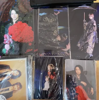 这箱比较轻3.3kg，最近海关有点慢申报了一个多星期才通过，买了好多纸片，平均2块左右挺便宜的，有好看的，重复的也挺多的，已经不想再买06-08年的了，有的快重复五六张了。