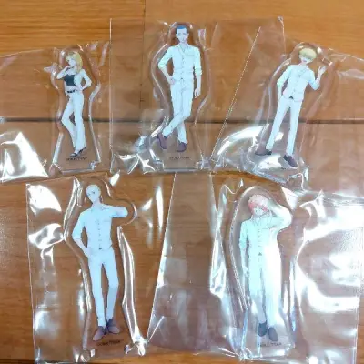 这次有复数的贴纸，核对了数量没问题
走的ems不过是年末的原因，快递被开箱了，里面还有一单被瞒伤了，简直就是叙利亚吧唧，有些难过呢。总之，提醒大家买之前一定要核对好状态！！！
其他倒是没有问题，娃娃也很可爱