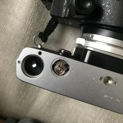 能正常運作，老的胶片单反，年代較久，內飾都老化了，要清潔一下，用一会就有灰出來，镜头大部分都沒霉沒划痕，有个有霉，但整体尚在可接受範圍內。