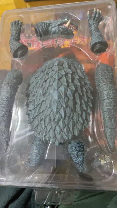 两个加美拉挂卡玩具，全新未拆的。价格还不算贵，可惜没想到软胶玩具这么重。另外再一起打包了点其他玩具。邮费伤不起