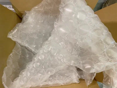 数不清第几次用挖煤姬了，
在骏河屋上看到好价的生日熊就下手了。
因为写着带盒美品，说实话很担心有盒之后的包装，以及会不会因为盒重超重运费爆炸……
但最终安全下车！
一弹和三弹两个熊熊带盒在1kg以内，
而且挖煤姬真的给我包了超多泡泡纸，
完全没有一点点盒损！
虽然不...