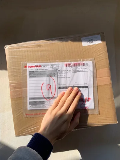 这次买的也是我喜欢的珍贵DELICO周边,有一个今年最新巡演的钥匙扣(第一次用任意买功能)一个DELICO出道15周年LIVE的KUMI手绘小包包,一张5周年稀有贴纸、一个彩虹?拨片和之前遗憾没有得到的20周年专辑特典徽章?
	
虽然是小小的礼物?但是每一件我都非常...