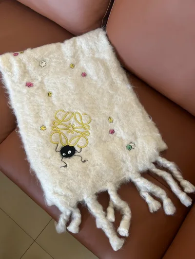 loewe联名绝版限量千与千寻小煤球马海毛围巾，冬天刚好带上，实物特别美流苏也很细节精致。整条围巾是刺绣工艺，很重工漂亮。第二次购买了，包装精美物流也很快