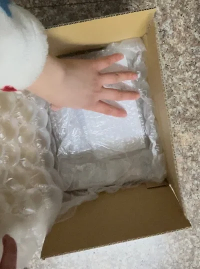 特别好！以我的等级来说感觉已经不需要言语表达了 每一次都很好 二十多张卡有卡套的只有俩（问就是yhm鼠了 但是纯信封纸袋的小卡也是没有问题的 每个件都非常平整 外包装也很干净????