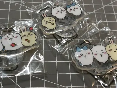 chiikawa太可爱了！！！！！切了一堆贴纸还有立牌，很可爱。。。顺便用上了闲置的百元店贴纸挂件，可以挂包上了终于！
祝越来越好！