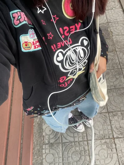 好久之前买的了已经穿了很久，不知道在挖煤姬代的第几单了，物流很快而且包装得很好，入库后很快就出库了，实物也和图片基本相同，服务很好，下次还会来的！