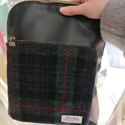 顺利收到啦，成色很棒棒，年底了快递有点慢，包包很不戳，与描述相符，是能多用的款式。希望下一单顺利落地。