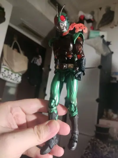 限定版的天空骑士这个胳膊和胸的透明件太帅了，蹲一蹲有好价入一个还行，手感也挺坠手的，到手速度很快，盒子不大邮费也很便宜，挺适合把玩的！