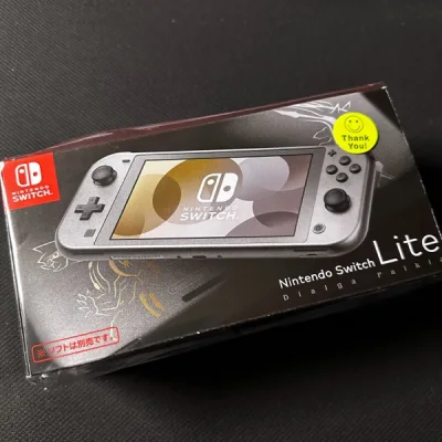 前几天突然想收一台没啥使用痕迹的日版珍钻lite，日本本土价格跨度从九张到十几张，货量不少，但是漆面特殊，划痕大都看不清。我又赌了一把，随机选了台，到手感觉不错，包装依旧优秀。第四台switch 了，但还有王泪、动森限定在等我.
