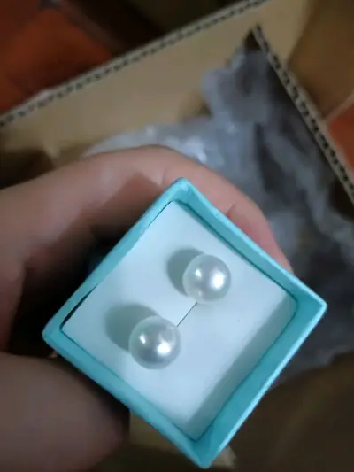 给妈妈安利到了挖煤姬，在她的监督下给她下单了一对(›´ω`‹ )从代购到发货到签收都很流畅，可惜的是因为东西比较贵所以被税了…还好交完税款之后光速放行，麻麻很高兴，现在已经注册了账号自己淘啦