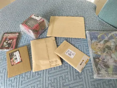 打包非常不错，我有个周边杯子在里面，原本还在担心到手情况，现在看来完全是没必要的，也是非常安全回来了，东西很不错，没有任何损坏等等，连海报那些都很好，没有任何折痕等等！速度非常快，以后还会继续购买滴！