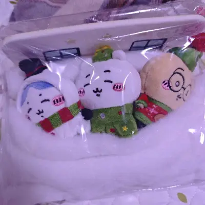 官网抢不到但又特别喜欢这次圣诞衣装，思来想去还是决定切个圣诞床回家，结果很巧合的是到货前一天官方放了圣诞动画短片，然后第二天到货了，感觉宝宝们成为我的圣诞老人