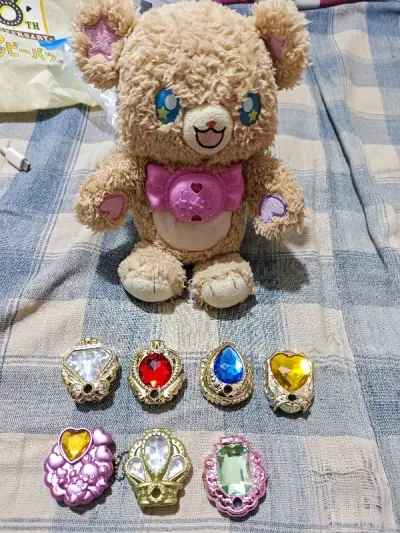 买的是魔法使光之美少女的变身器毛芙伦，非常可爱，卖家也送了四个变身石，直接能变四个形态，非常超值，也再次感谢挖煤姬代购，这几年在挖煤姬买了差不多二十单了，以后还会继续买