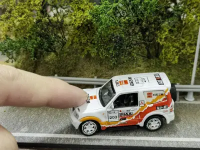 海淘到了很喜欢的1/72比例帕杰罗，real-x的合金小车做工非常精致，拿到手上小小一只很可爱，配合小场景很nice。物流打包都很好，非常满意的购物体验。