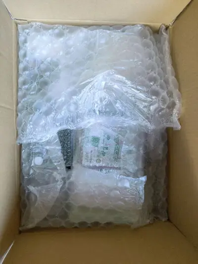 海淘依旧走的是海运，首先表扬一下包装，泡沫纸放的够多，东西基本是保护到了，吧唧不知道是卖家包装的还是挖煤姬包装的，基本都放在了泡沫纸里，这点好评。时效大概走了二十天左右，还可以接受。