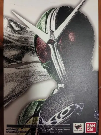 看到amiami上有b+成色的中古初版假面骑士w真骨雕。看看符合心理价位而且能走竹蜻蜓就直接下单了。
