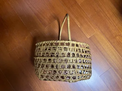 这个地区出产的篮子我已经买过好几个，所以知道他质感是好的。等这个拿到后非常惊喜，他已经有一定的年龄了，而且又没有大的损坏，感觉这里的卖家还是蛮诚实的，挖煤姬给我们提供了一个很好的购物空间。