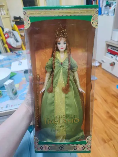 不得不说日本卖家对于娃娃的收藏保护真的很好，这么老的娃娃完全无变色和任何盒损，很难得。挖煤姬的包装也很负责任放了很多缓冲。