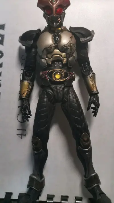   这次购入的是sic40阿极陀人车套，煤炉捡漏购入，总体的质量很好，合金量超多，复眼和金属漆很漂亮，要注意的是无盒已经九百多克了，有盒应该一千克以上了，可惜不管全新中古都有漆面氧化的通病，不然个人是非常推荐入全新的。
  还是要称赞挖煤姬打包和运输非常优秀，物流运...