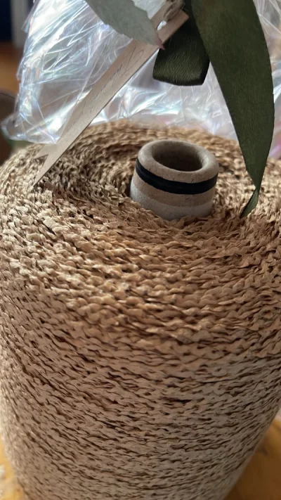 开始看到箱子的时候我还在想是什么东东，拆开来只有一小个包裹，等再拆，足足一大桶长谷川的线，哈哈哈，大大的惊喜，太喜欢了