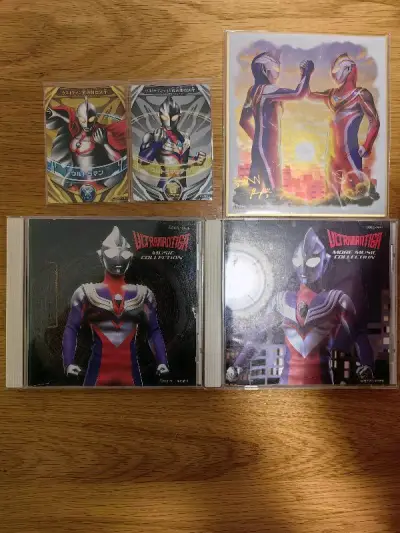 这次购买的胶 卡 cd等在海上运输了好多天终于收到了。
成色都还不错，其中雷布朗多的软胶几乎是全新状态，除了纸张因为年份久远有点发黄，其他都状态很好。
迪迦奥特曼cd虽然有使用痕迹，好在整体状态还可以，打开cd外盒 会看到封面是本小册子，翻阅起来很有意思。里面有一些...