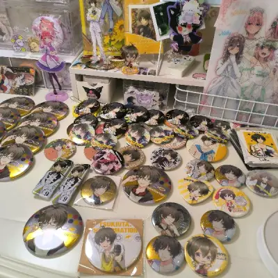 很开心的一次购物体验 买了很多很多长月夜的吧唧 很喜欢 樱花妹包的也都很好!也没有被稅 很好的购物体验!走的是EMS 算很快的了!很不错