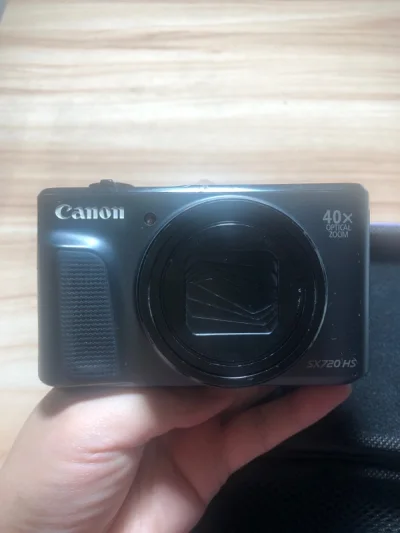 相机很惊喜，没有卖家描述的那么多瑕疵，在我能接受的范围内，价格也很合适，就是不太用，要学习一下，卖家人挺好的，电池内置了，没有多花钱，嘻嘻