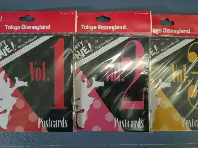        这次的宝贝有两个亮点：1，“非常米妮”3套明信片比国内价格低一半多入手了；2，“魔法师米奇”套，配色不错，虽然是铜版印刷，因少见而喜欢。其它的虽然是散件，但也是制作精美，感谢6位卖家的用心包装。