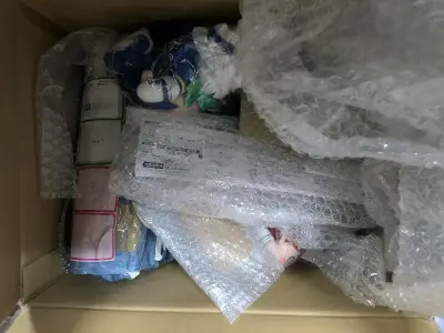 本次海淘依旧走的是海运，首先表扬一下包装，泡沫纸放的够多，东西基本是保护到了，吧唧不知道是卖家包装的还是挖煤姬包装的，基本都放在了泡沫纸里，这点好评。时效大概走了二十天左右，还可以接受。总之以后会继续支持的。