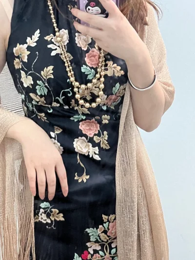 裙子太漂亮了 合单等的久了一点 运输还挺快的 贴心的樱花妹还送了豆乳入浴剂 购物体验max??? 旗袍真的特别好看 还有卖家送的披肩配饰 物超所值了